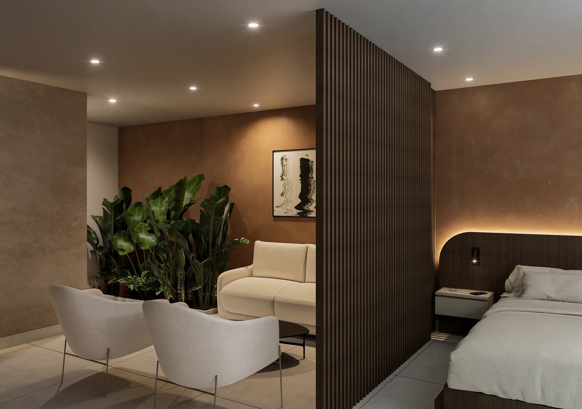 Sala de una suite separada por un panel de madera ranurada, con vegetación interior.